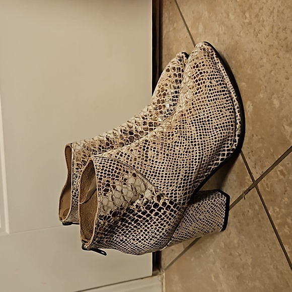 Diba True Snakeskin Booties Size 7.5 - Picture 2 of 4